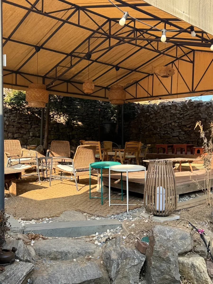 Außenbereich des Cheongidang Hanok-Cafés