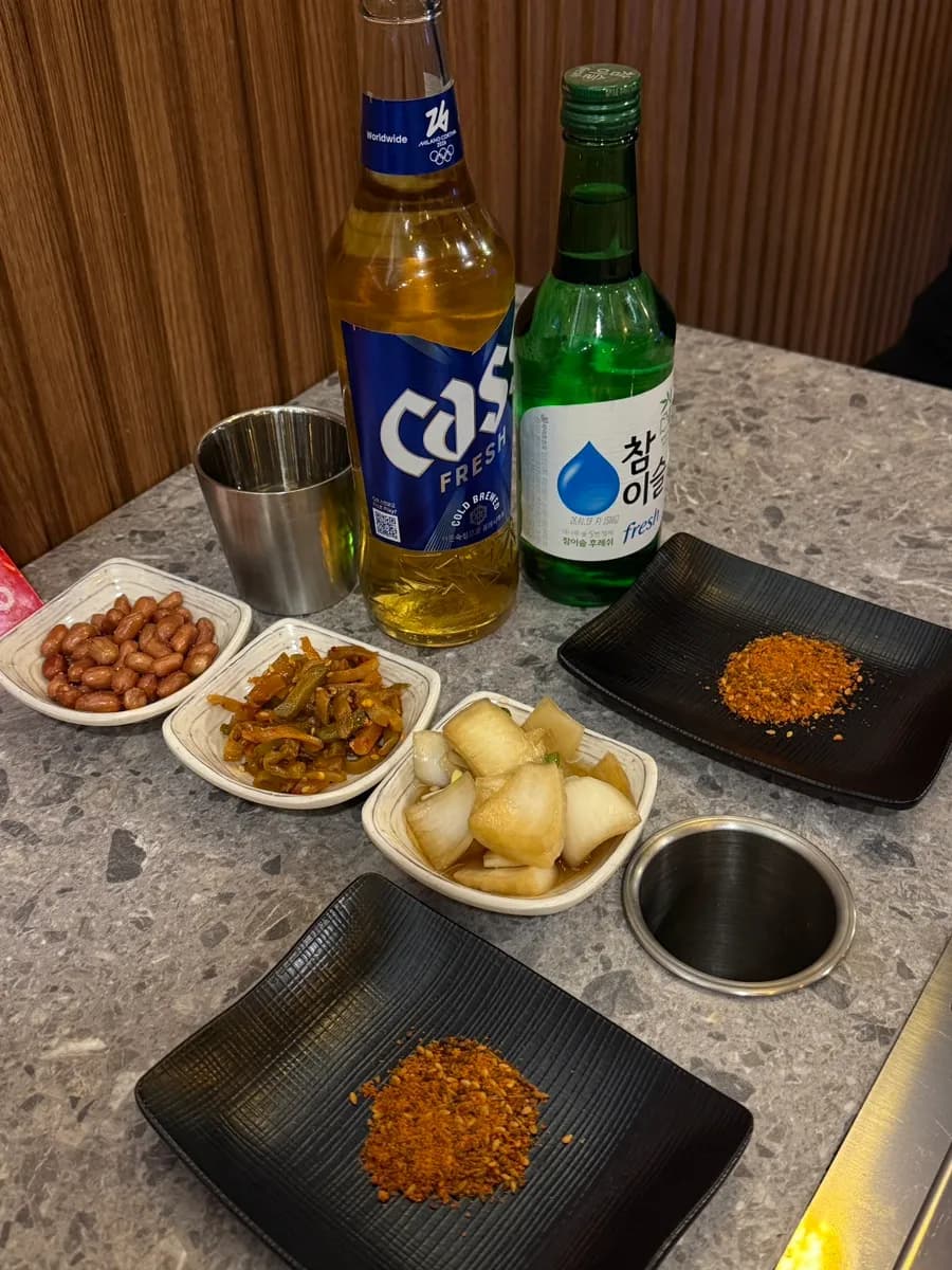 Guarniciones con cacahuetes, zhacai, cebolla encurtida y condimentos para las brochetas de cordero