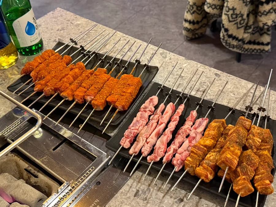 Menú fijo variado con brochetas de cordero picantes, costillas mala, costillas de cordero y brochetas sazonadas