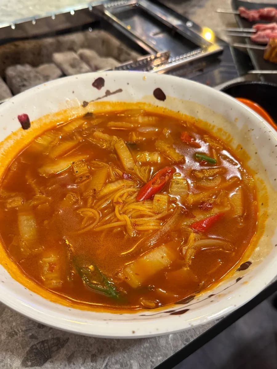 Sopa de fideos onmyeon pedida como acompañamiento de las brochetas de cordero