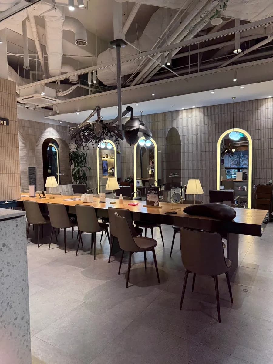 Geräumiger Salon bei Juno Hair Gwangmyeong Avenue France
