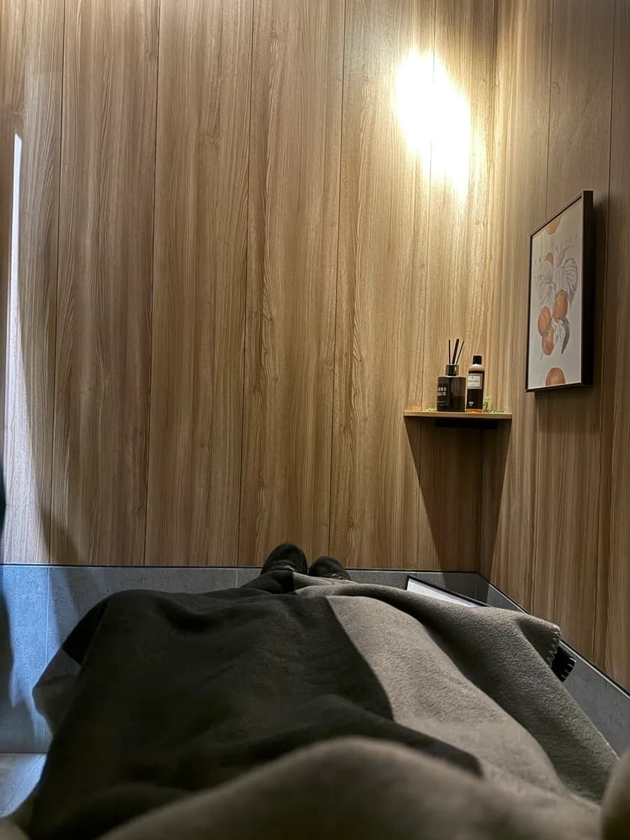 Privater Ein-Personen-Shampoo-Raum für die Black-Course-Behandlung bei Juno Hair