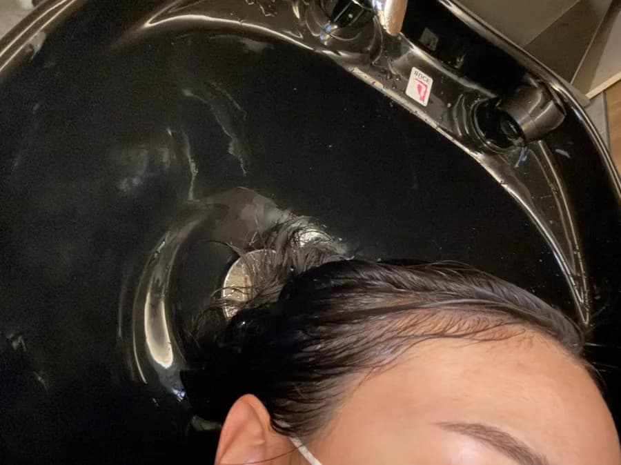 Feuchtigkeit und Dampf während der Black-Course-Behandlung bei Juno Hair