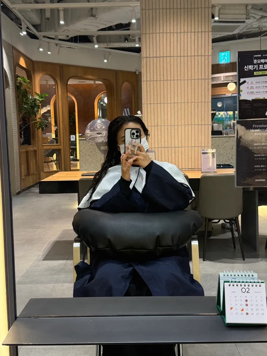 Leichtes C-Curl-Föhnen nach der Behandlung bei Juno Hair