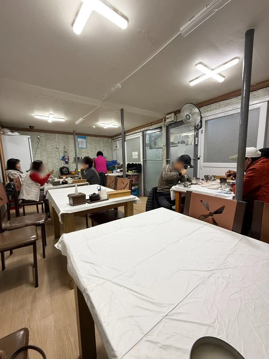 Mukho 市场内 Pungmul Boribap 的用餐座位区
