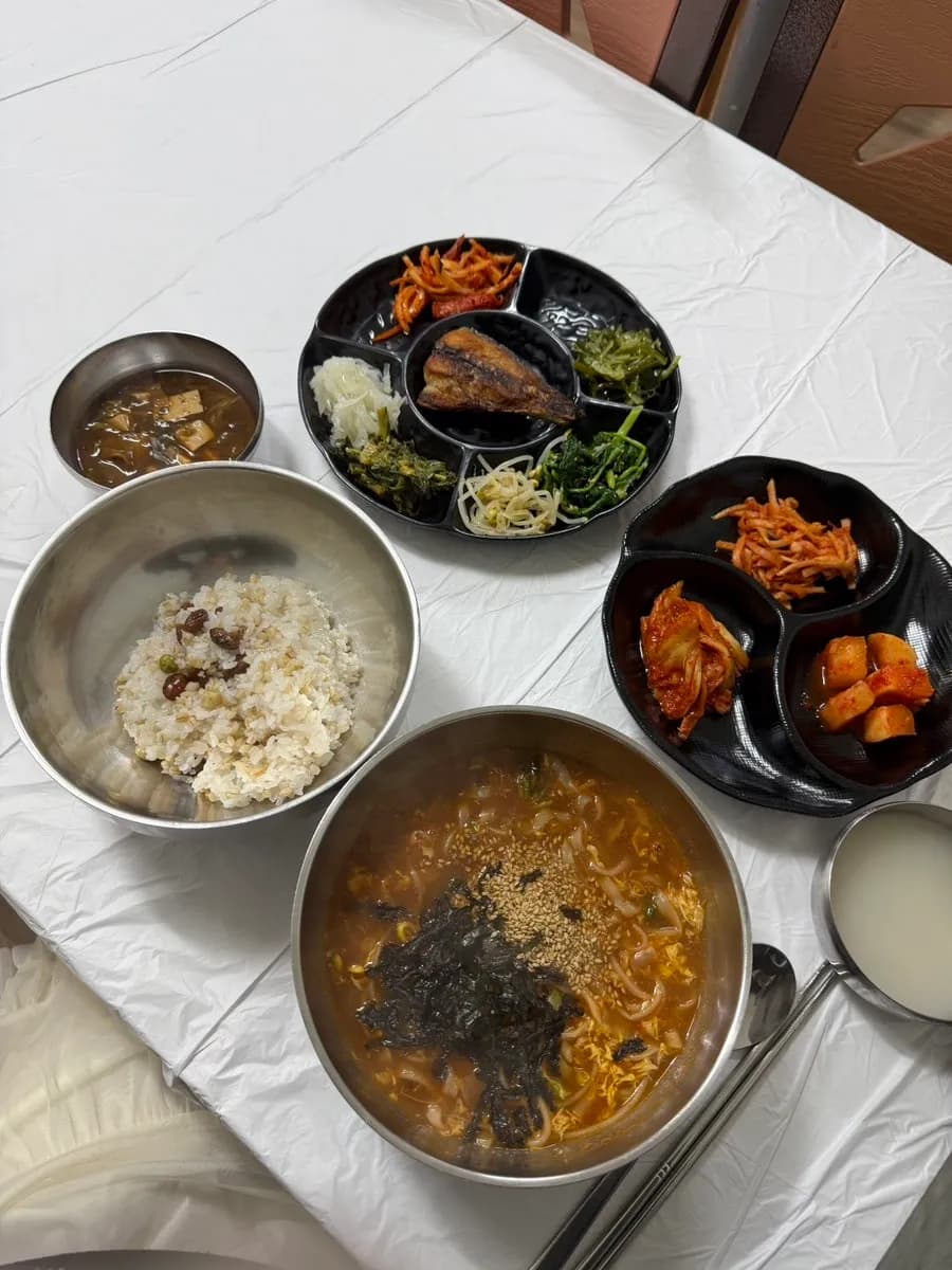 Pungmul Boribap 同时上桌的麦饭和酱刀切面