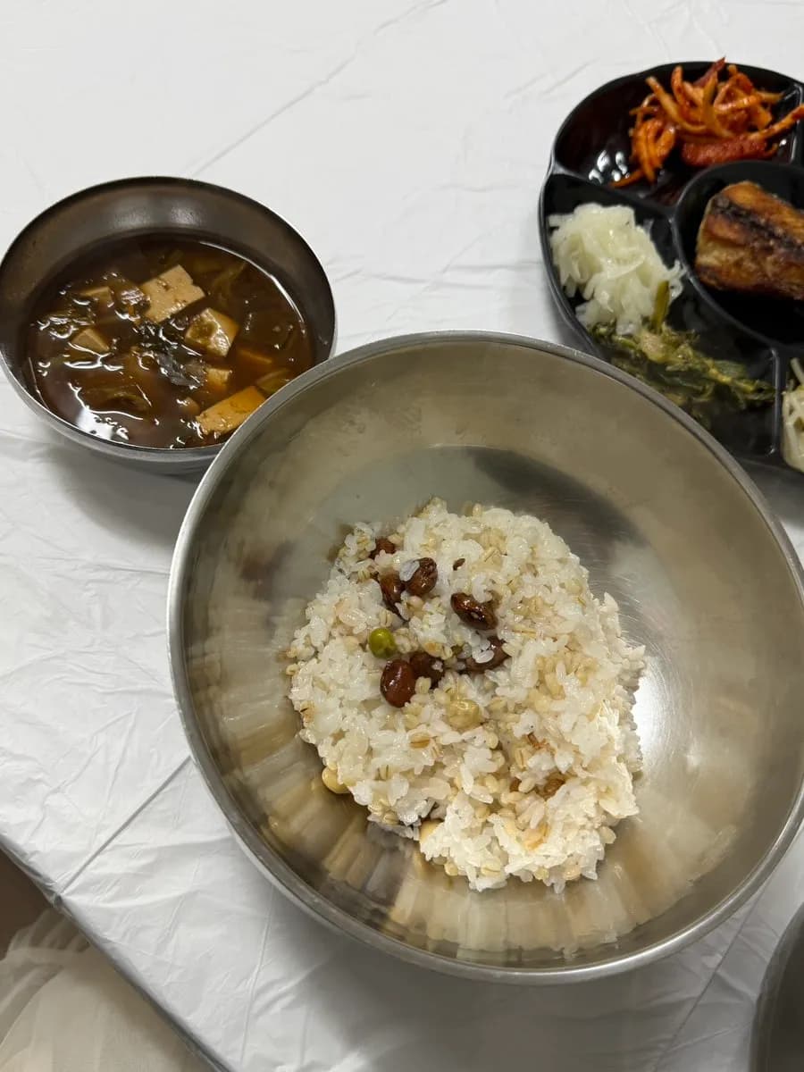 Pungmul Boribap 的麦饭、山菜和大酱汤
