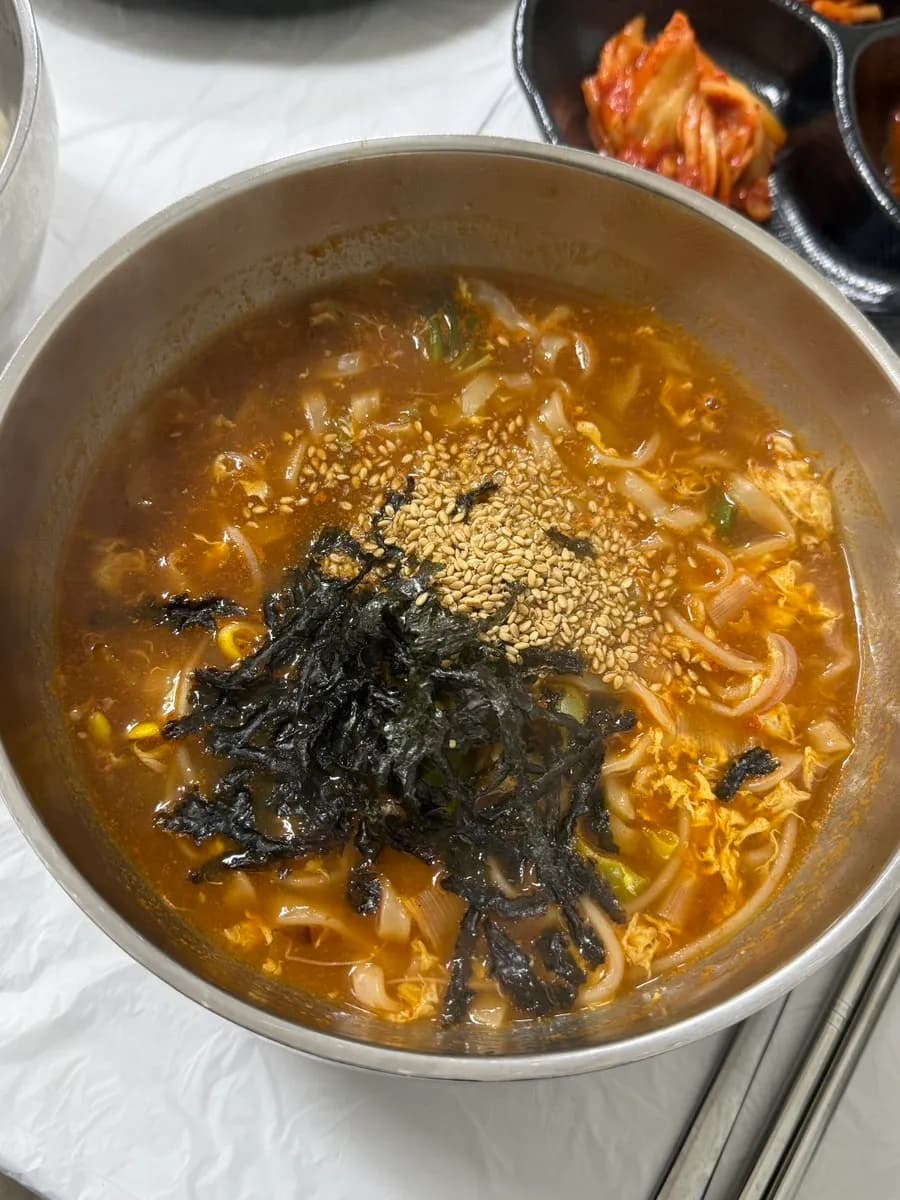 Pungmul Boribap 的热酱刀切面和浓郁汤底