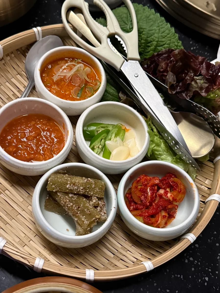 Хоолтой хамт ирсэн ssamjang, кимчи, даршилсан ногоо, боодог ногоо