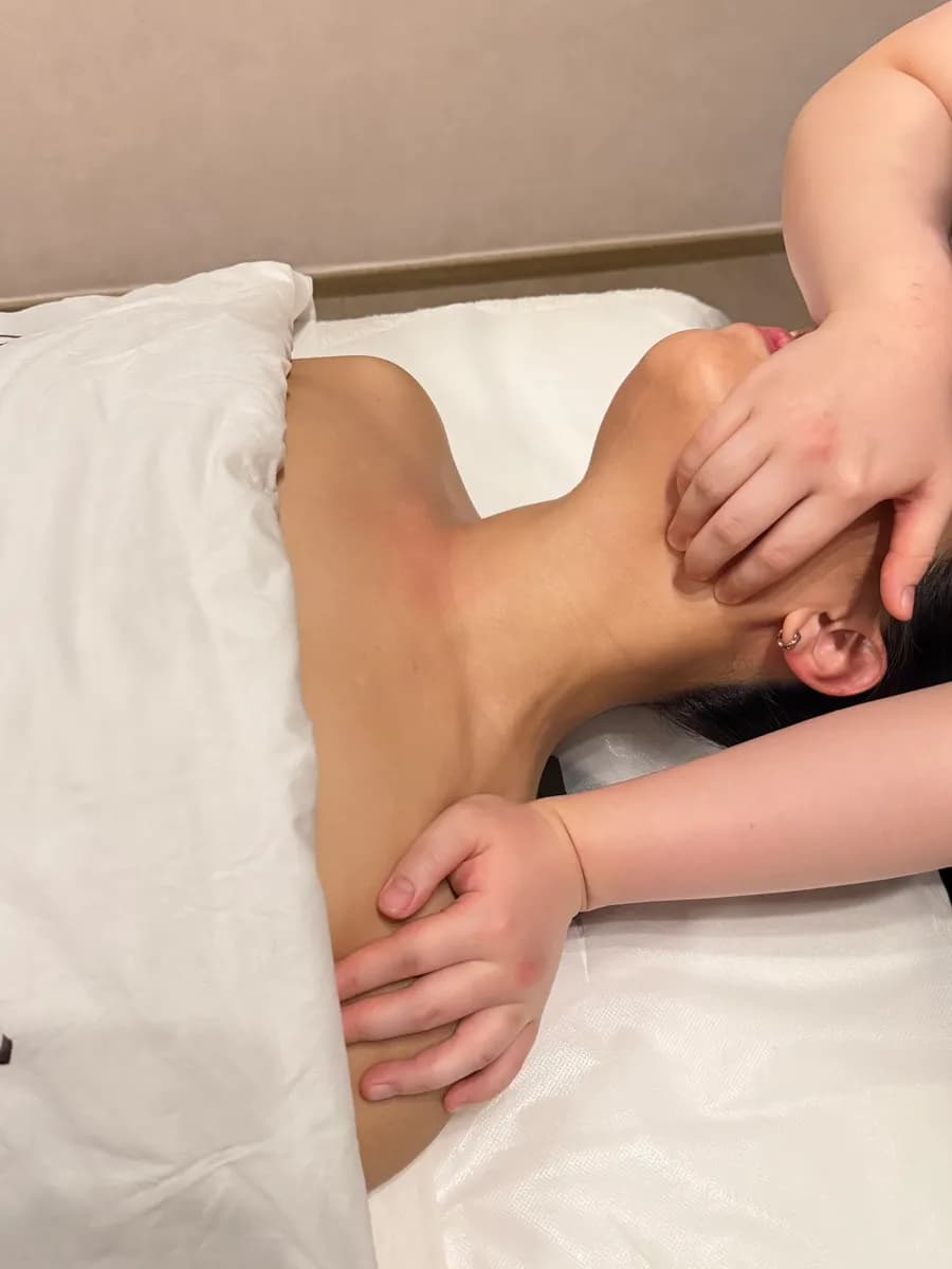 Kopfhautmassage und Bambus-Therapie im Pflegeprogramm