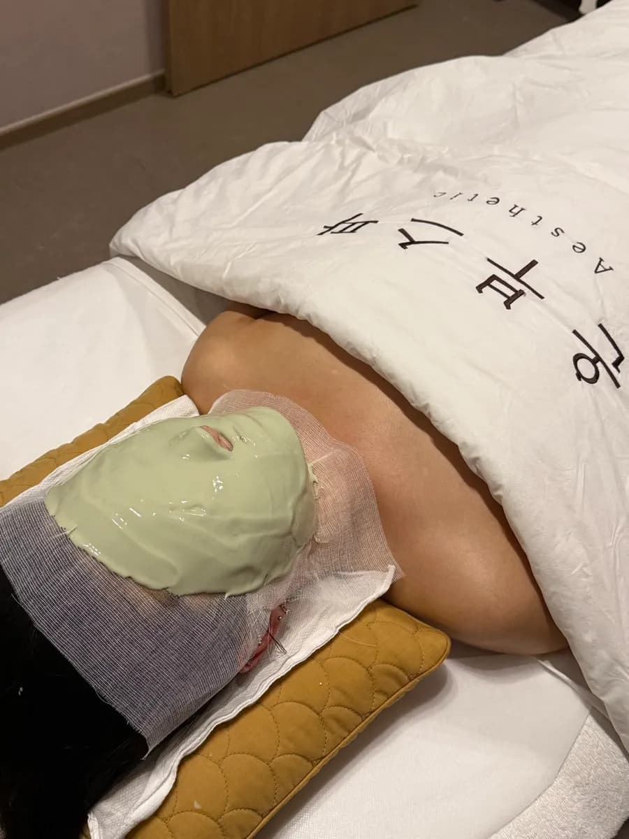 Modelliermaske und Armpflege nach der Behandlung