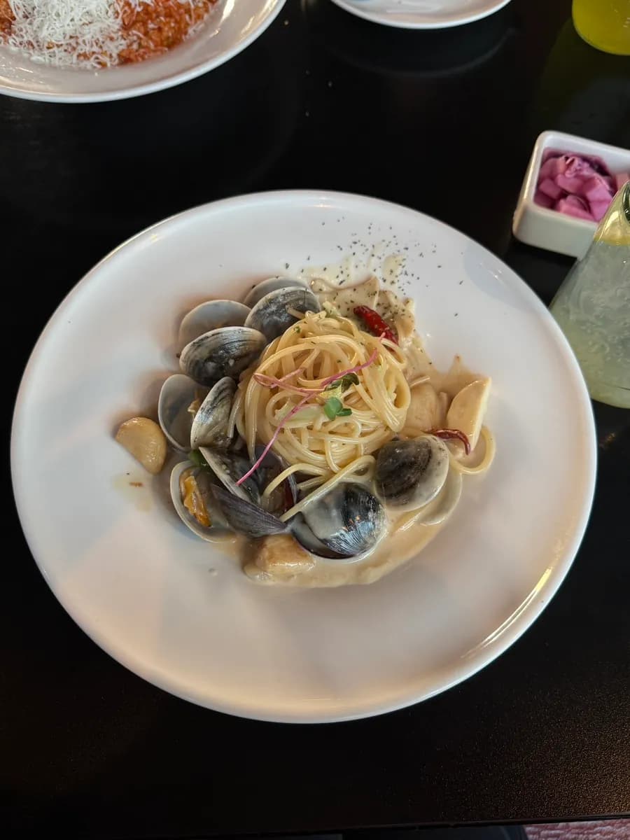 Cream Vongole mit Muscheln bei Geudaemanui Jageun Gonggan