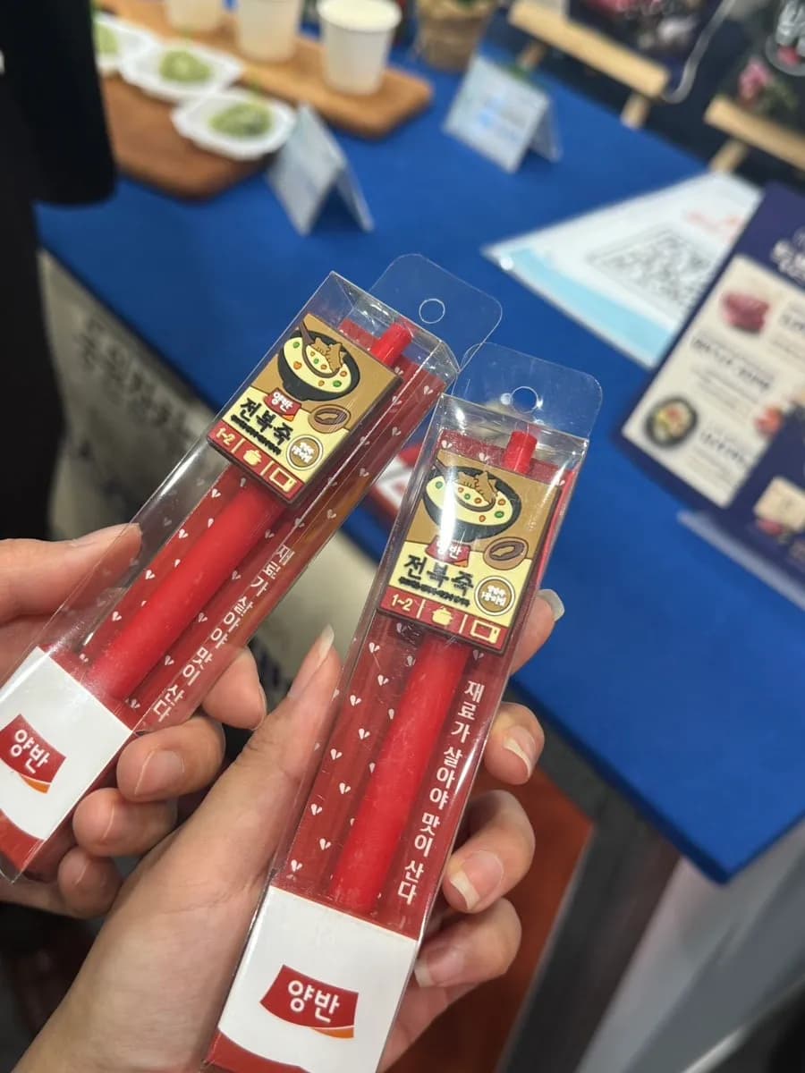 Stand Pulmuone avec produits de nouilles de tofu au salon alimentaire