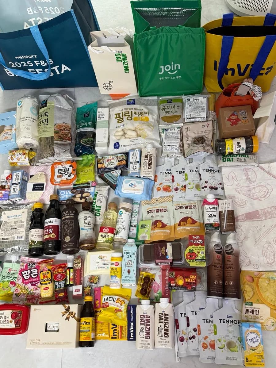 Joli sac rempli d'échantillons pendant le tour du Food Festa 2025