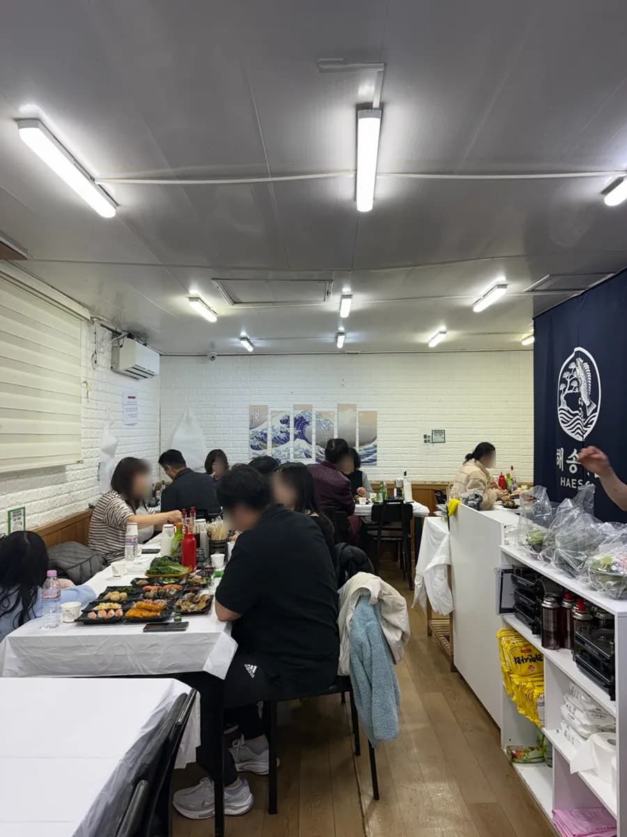 Area makan kecil di Haesong Hoetjip dengan sekitar lima hingga enam meja