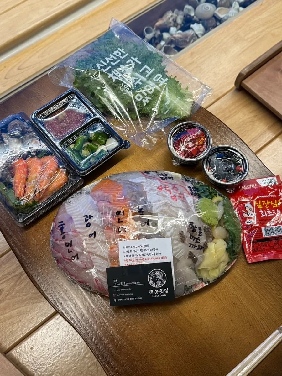 Set sashimi takeout dengan pelengkap dari Haesong Hoetjip
