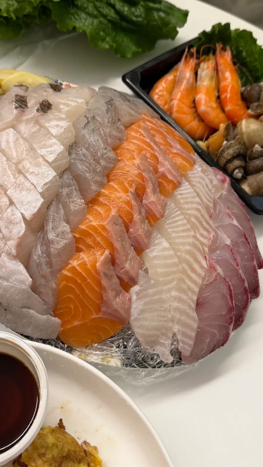 Irisan sashimi tebal dari pesanan medium Haesong Hoetjip