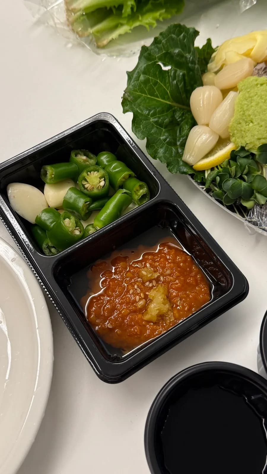 Sashimi dengan ssamjang, selada, dan pelengkap dari Haesong Hoetjip