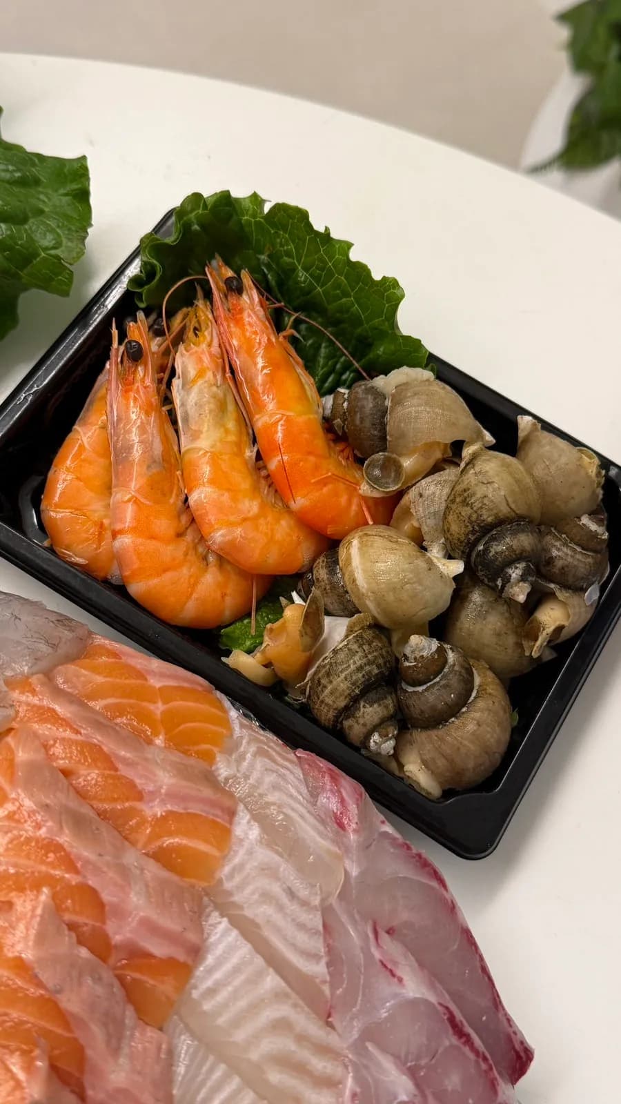 Udang dan siput whelk sebagai bonus layanan dalam pesanan takeout Haesong Hoetjip