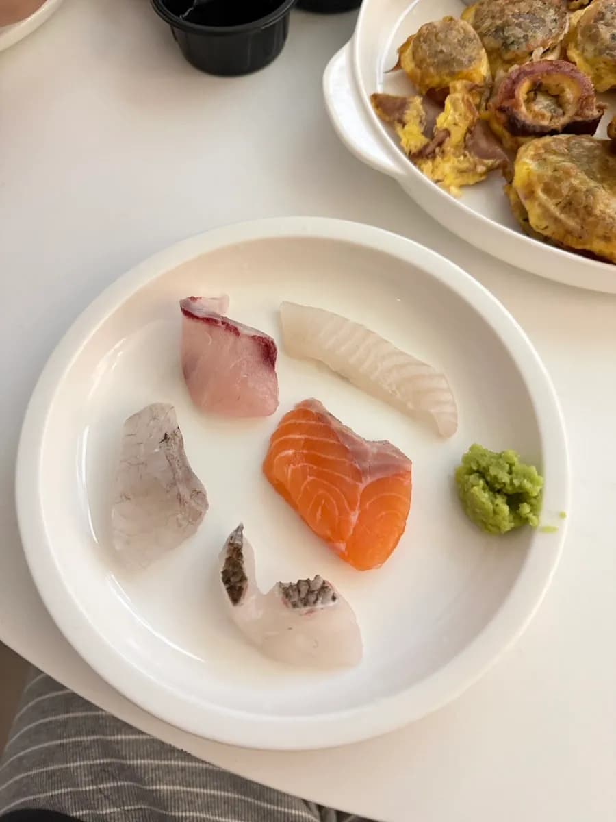Potongan sashimi aneka jenis dengan label dari Haesong Hoetjip di Gangneung