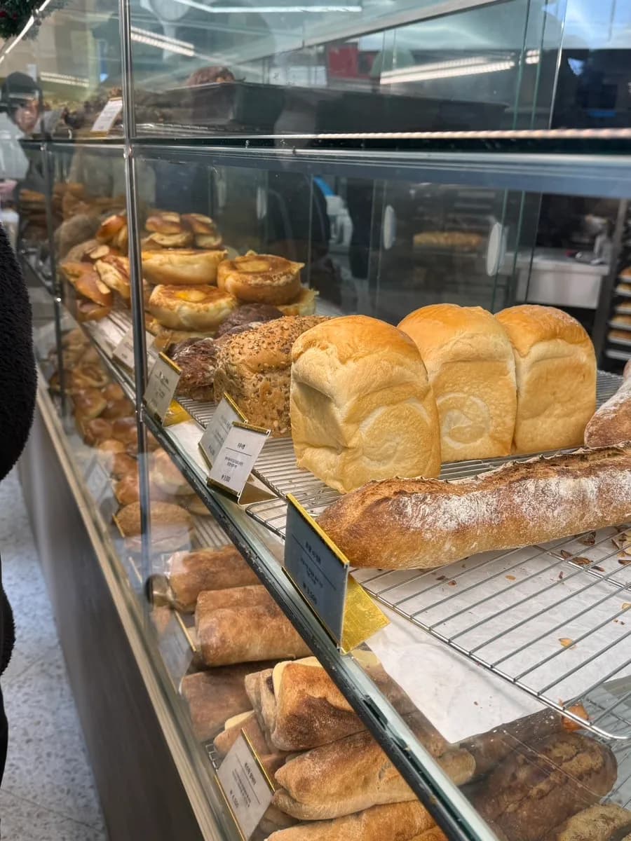 Beverage showcase sa Tokkine Bread bakery sa Anyang