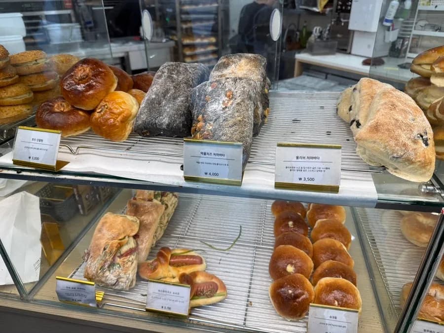 Pretzels, bagels, loaf bread, baguettes, at ciabatta sa Tokkine Bread