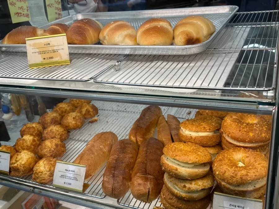 Hanay ng ciabatta sa Tokkine Bread kabilang ang cheese ciabatta