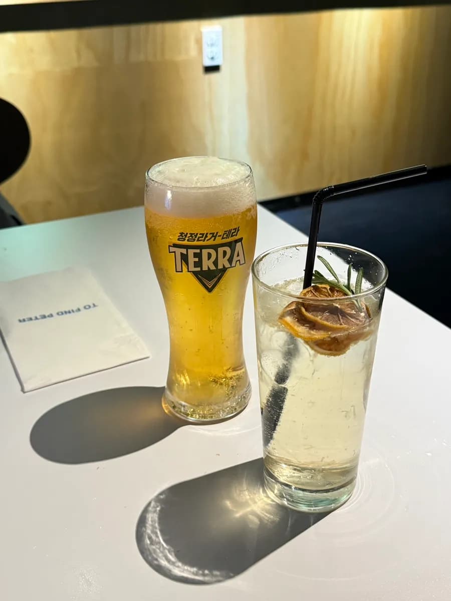 To Find Peter Beomgye 的招牌 highball 與 Terra 生啤酒