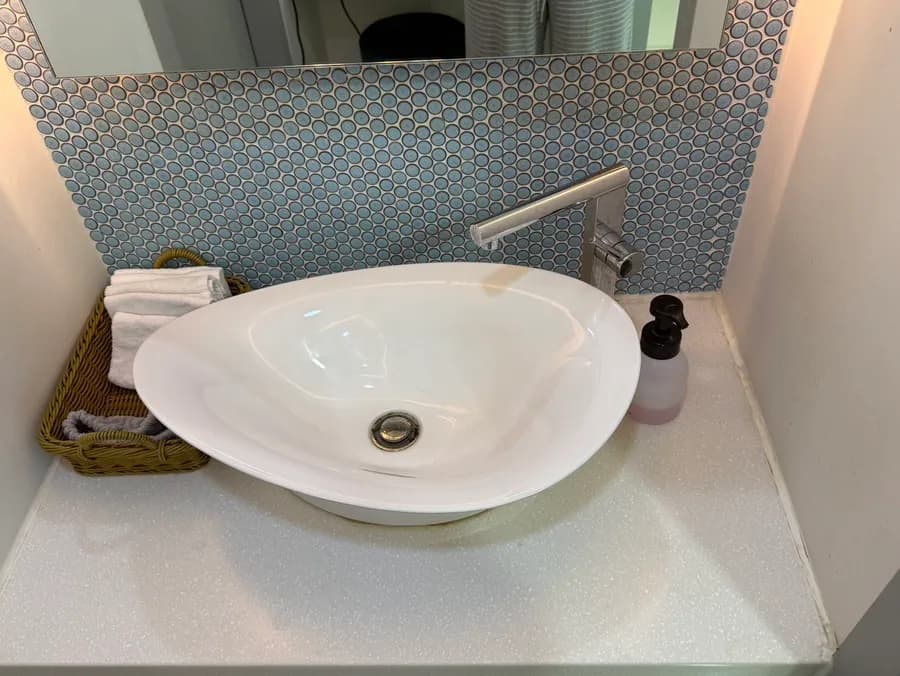 Larawan ng cleansing area ng Bellani Beauty na may lababo at mga produkto