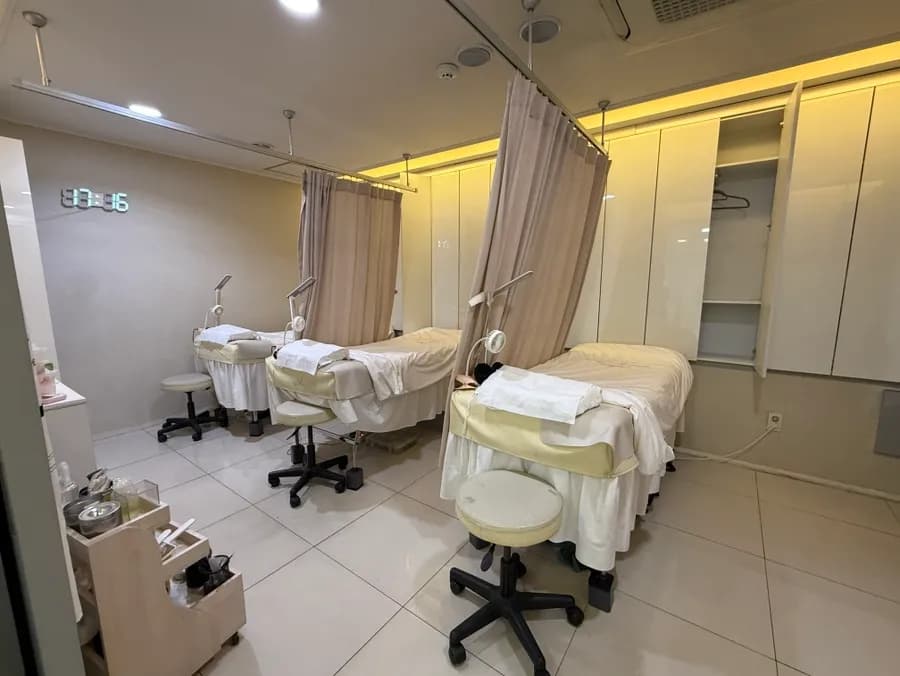 Mga treatment bed sa lash room ng Bellani Beauty