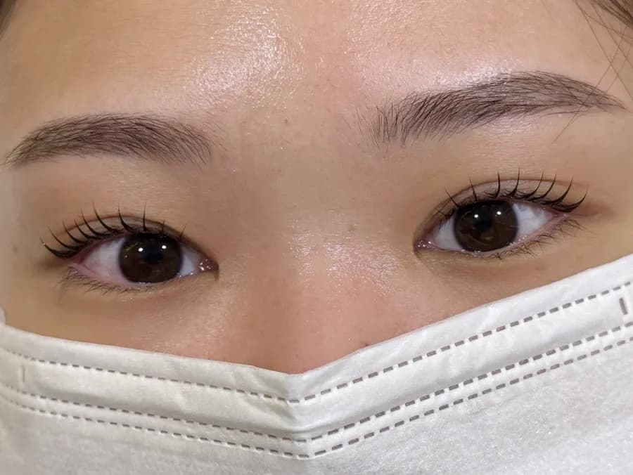 After na larawan na may nakaangat na outer-corner lashes sa Bellani Beauty