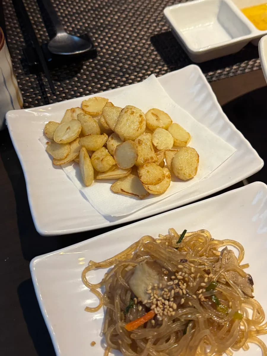 Ajo asado, sushi de atún y gimbap con el curso de atún