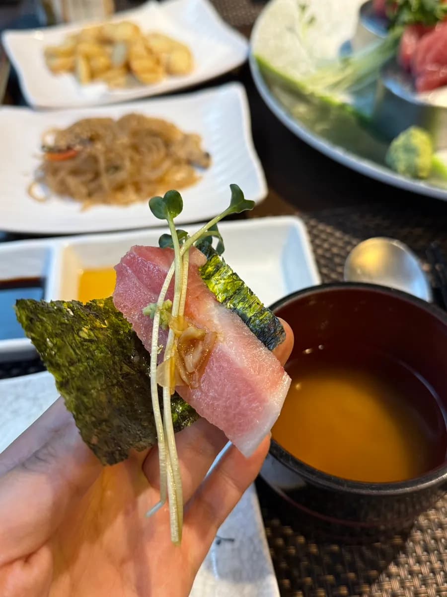 Corte graso de atún fresco con gim, jengibre y kimchi añejo