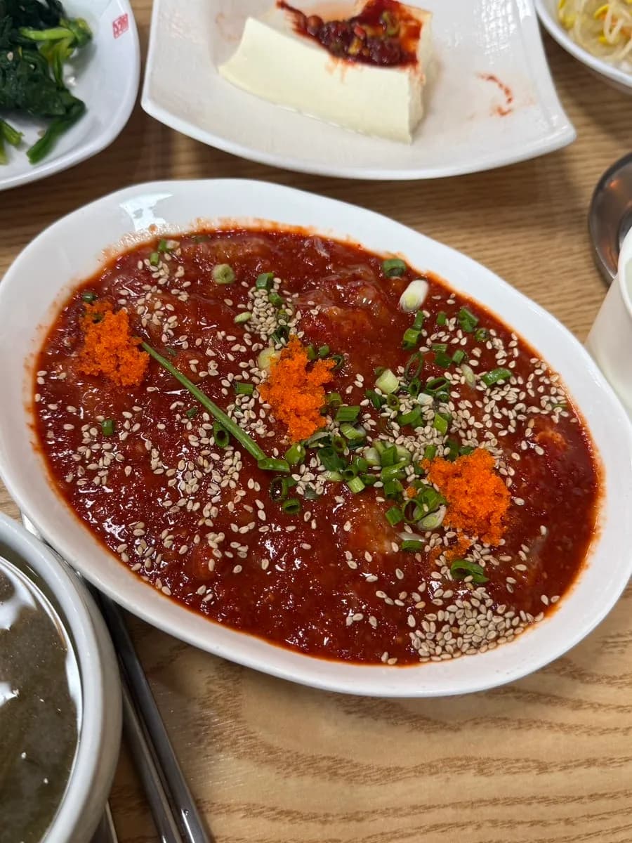 Große Bibimbap-Schüssel mit Sesamöl und Gim-Suppe bei Haebim