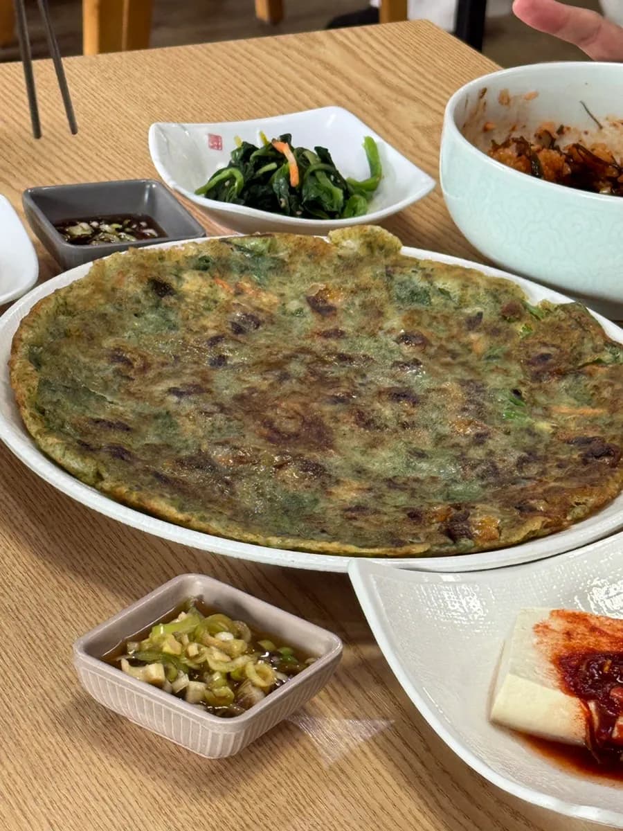 Gemischtes Crab Meat Seaweed Bibimbap mit mildem Geschmack und Sesamöl