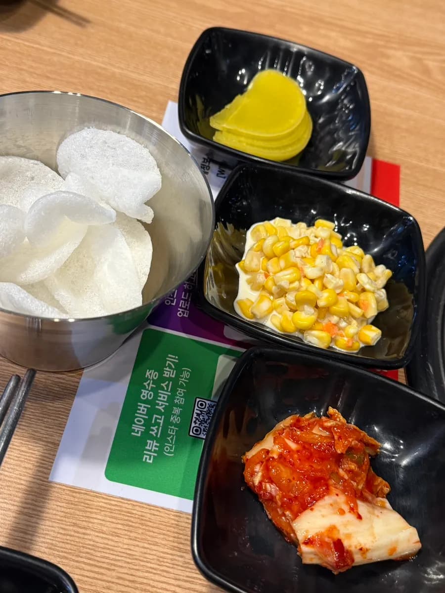 无骨炭烤鸡爪套餐、蒜香鸡胗和鱼饼汤的点单组合