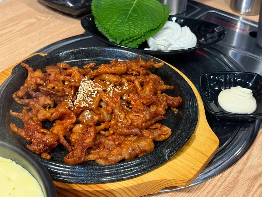 店内附送的泡菜和虾片小吃