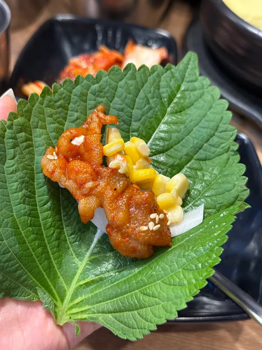 海苔碎饭团、飞鱼籽、腌萝卜和蒸蛋