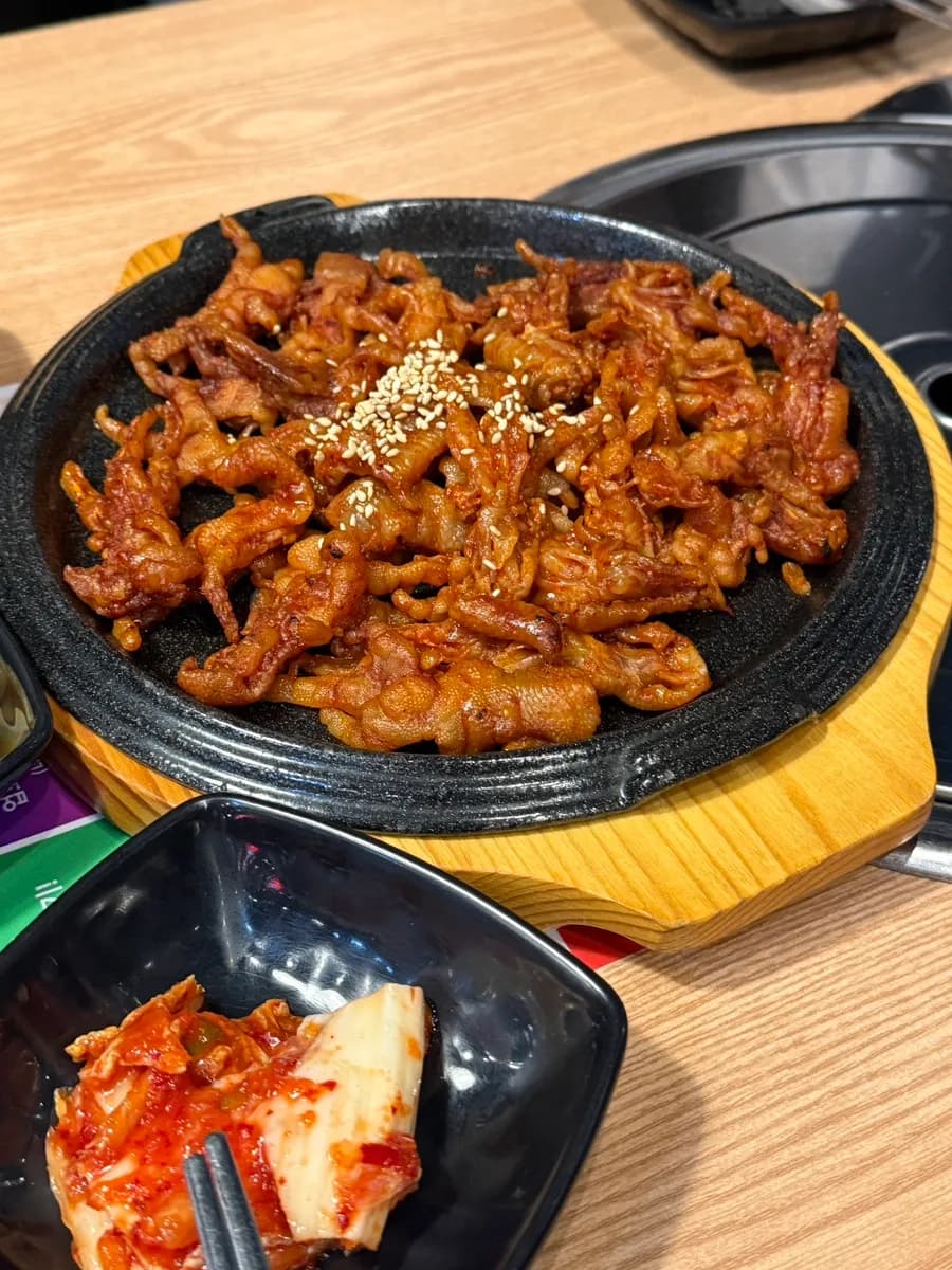 鸡爪配洋葱和玉米沙拉,包进紫苏叶里
