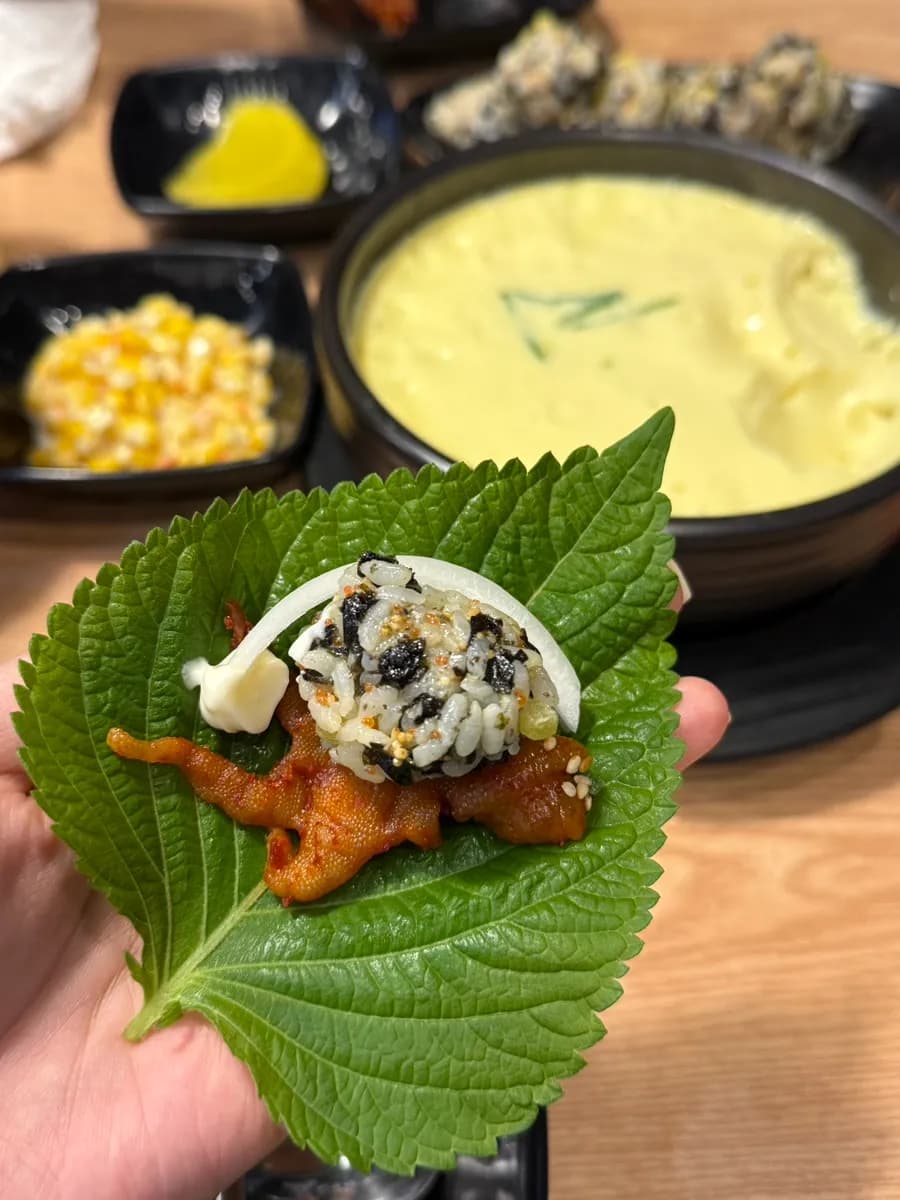 鸡爪套餐搭配蒸蛋和饭团