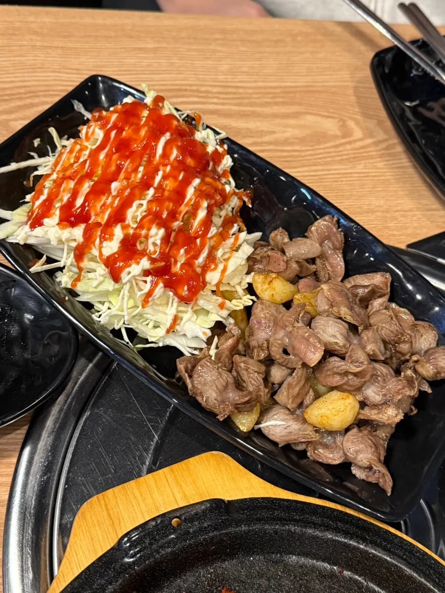在紫苏叶包裹鸡爪和配菜后再加上饭团