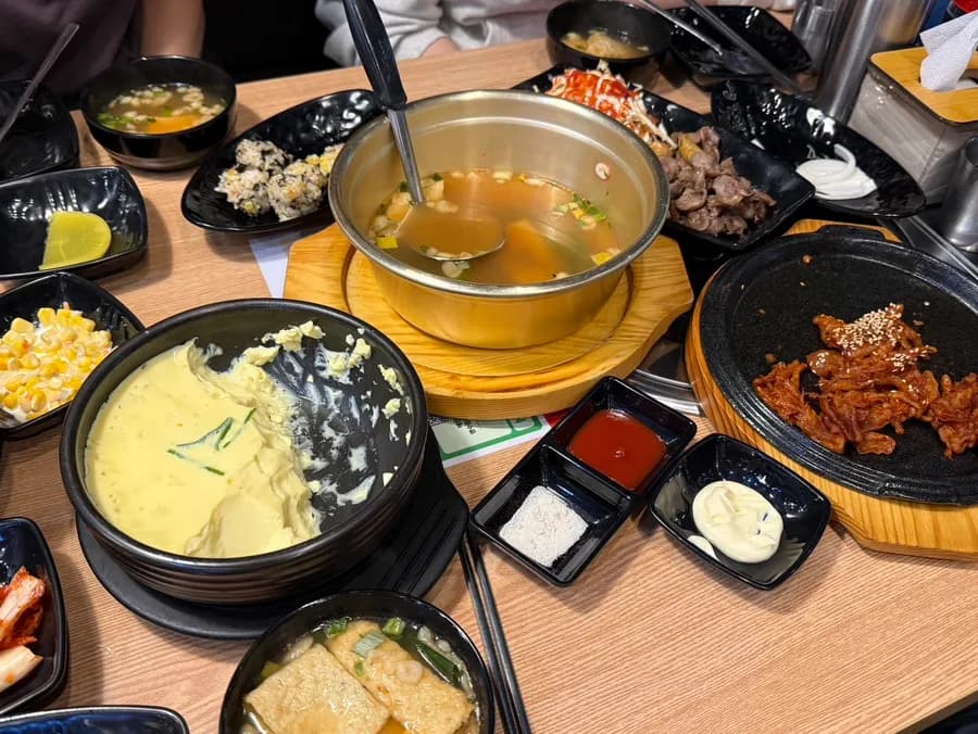 辣鸡爪和 pocha 风格配菜的最后满桌摆盘