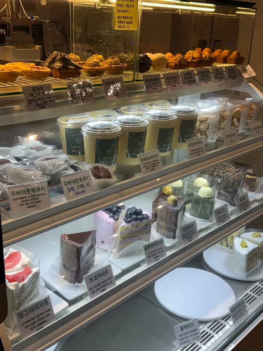Cafe Henji 的新鮮芒果刨冰與咖啡拿鐵點餐照
