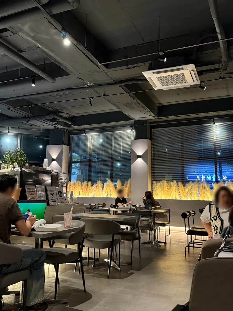 Cafe Henji 的自助取水、紙杯、濕紙巾與刨冰小盤區