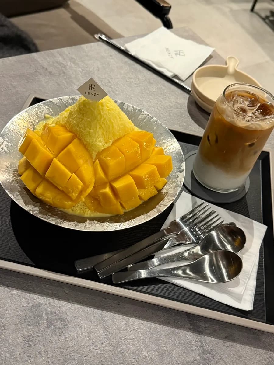 Cafe Henji 的新鮮芒果搭配芒果刨冰