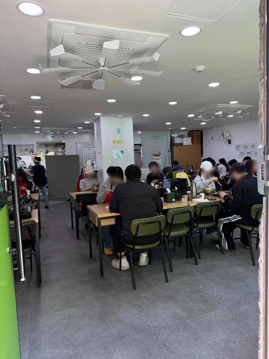Interior con asientos en Busan Gaya Milmyeon en Anyang