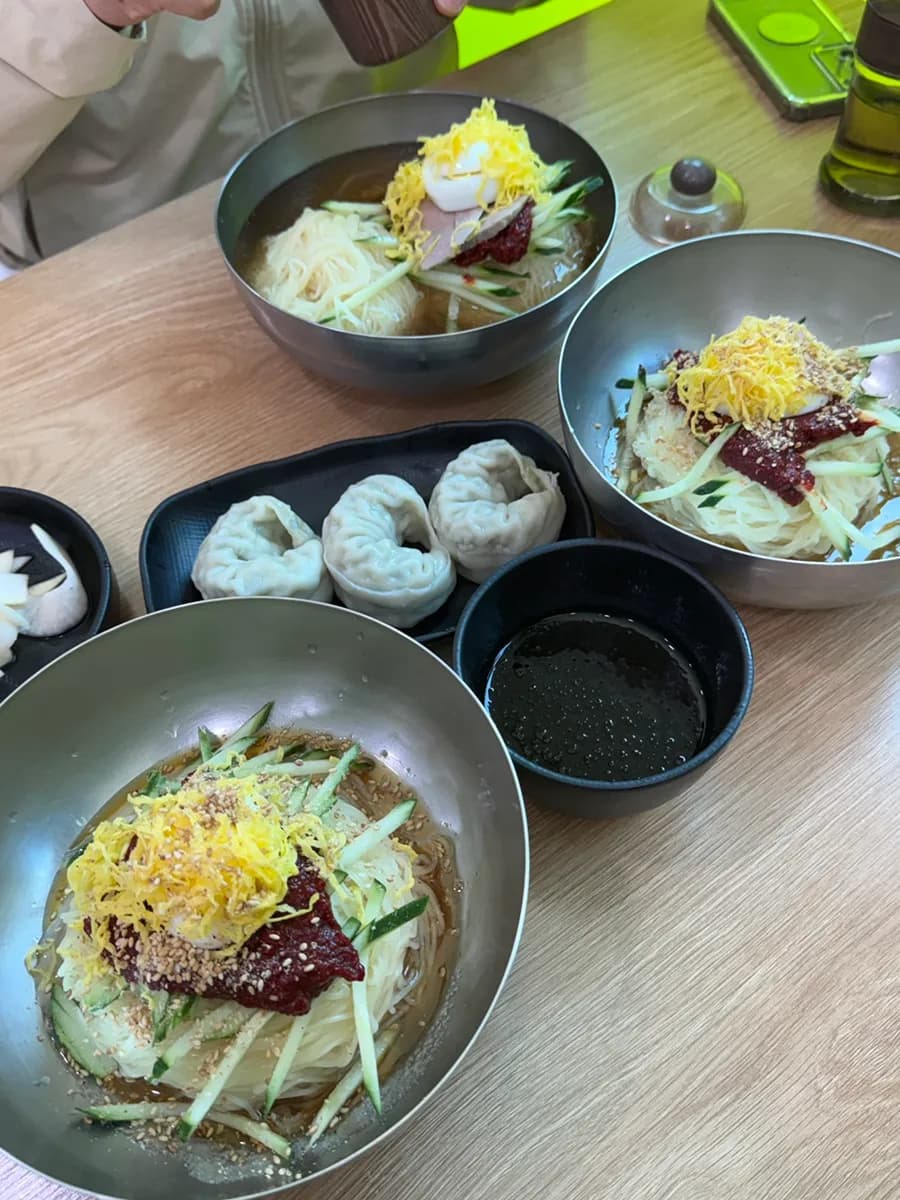 Mul milmyeon extra grande con bibim milmyeon y wang mandu
