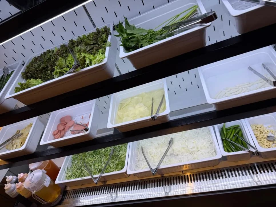 Self-serve banchan bar na may wrap greens at side dishes sa Geobuki Dongne