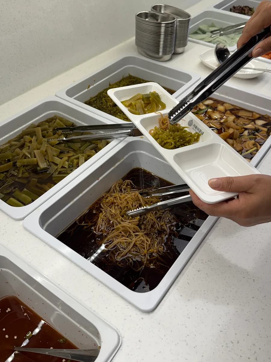 Malinis na self-serve bar na may kimchi at jangajji pickles sa Geobuki Dongne