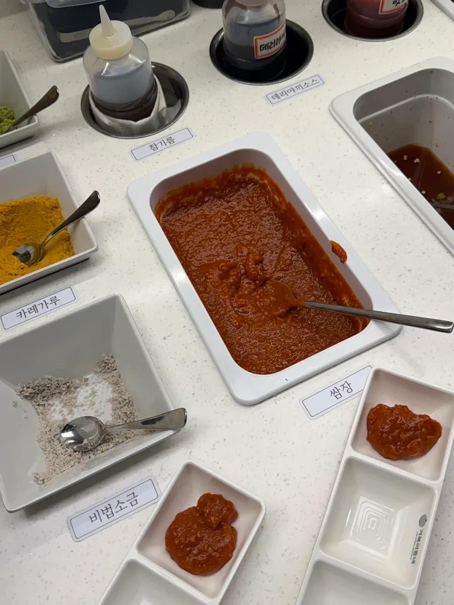 Mga sauce at seasoning kabilang ang ssamjang, curry powder, wasabi, teriyaki at hot sauce